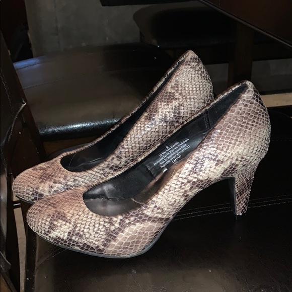 Heels - Picture 2 of 2